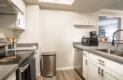 Bridle Trails Condominio | Condo with king bed, walk to Microsoft, park