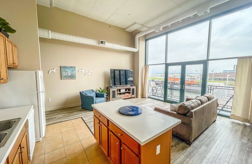 Sandusky Condominio | Condo with Lake & Cedar Point View