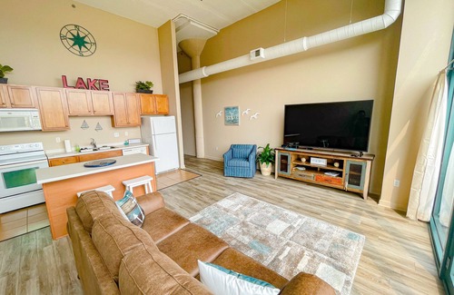 Sandusky Condominio | Condo with Lake & Cedar Point View