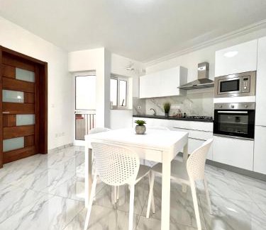 Gzira Apartamento | Condo with Patio overlooking Piazza
