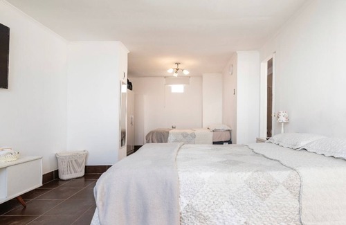 Lima Cama Y Desayuno | Espaciosa, Cómoda Habitación con vista al océano y baño privado.