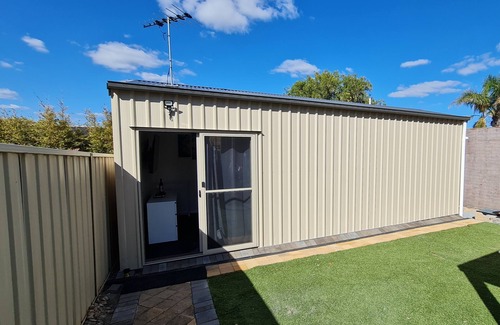 Port Noarlunga South Apartamento | Contemporary studio, only metres to beach/surf, 10 mins to McLaren Vale wineries