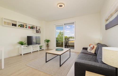 Nueva Andalucia Apartamento | Contemporary 2 bedroom apartment in Nueva Andalucia