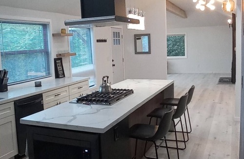 South Hills Casa | Contemporary 3bedroom / 2 bathroom house close to UO