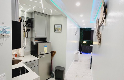 Bostwick Park Condominio | Contemporary Beachside Condo