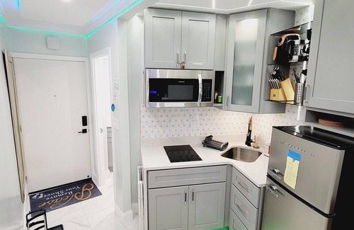 Bostwick Park Condominio | Contemporary Beachside Condo