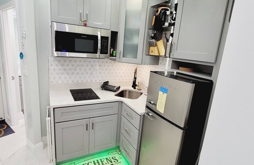 Bostwick Park Condominio | Contemporary Beachside Condo