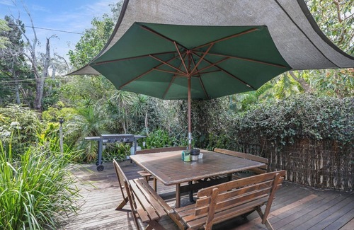 Amity Point Casa | Contemporary BeachHouse with Bush Outlook