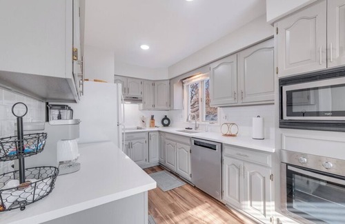 Champaign Casa | Contemporary Bungalow in Champaign Near Bakery