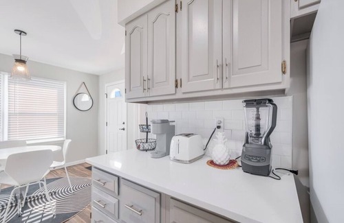 Champaign Casa | Contemporary Bungalow in Champaign Near Bakery