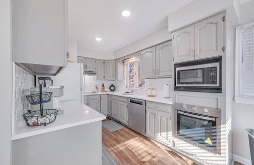 Champaign Casa | Contemporary Bungalow in Champaign Near Bakery