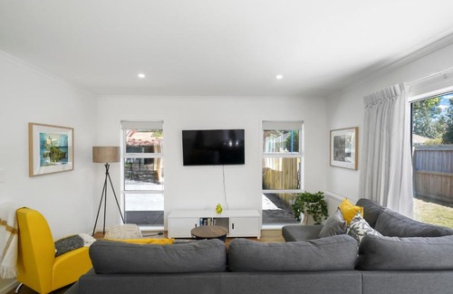 Masterton Casa | Contemporary Comfort - Masterton Holiday Home
