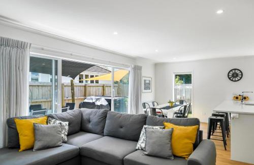 Masterton Casa | Contemporary Comfort - Masterton Holiday Home