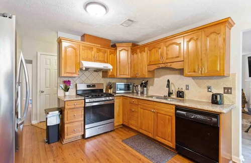 Duluth Casa | Contemporary Comfort:Steps from Dining & Groceries