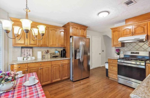 Duluth Casa | Contemporary Comfort:Steps from Dining & Groceries