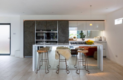 Kingsbridge Cabaña | Contemporary cottage nestled in valley with beautiful views.