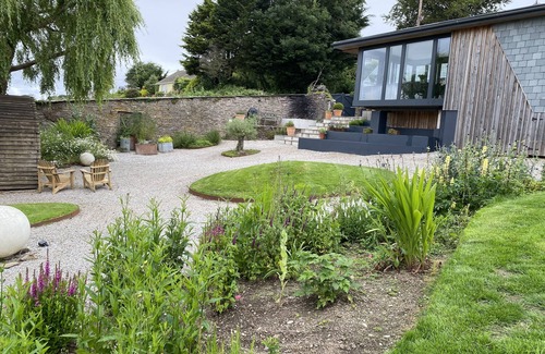 Kingsbridge Cabaña | Contemporary cottage nestled in valley with beautiful views.