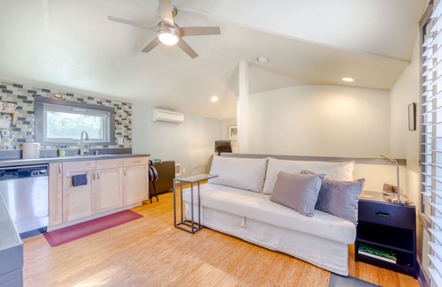 Concordia Apartamento | Estudio contemporáneo apto para perros con cable, WiFi y balcón privado.