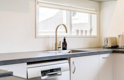 Dunedin Casa | Contemporary Duplex in Roslyn