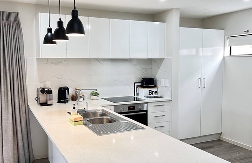 Panmure Casa | Contemporary Elegance Meets Comfort - Central Auckland - Sleeps 6.
