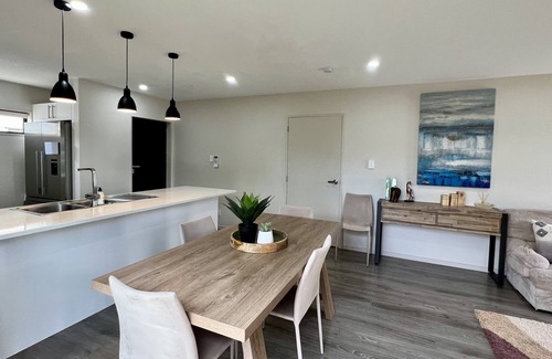 Panmure Casa | Contemporary Elegance Meets Comfort - Central Auckland - Sleeps 6.