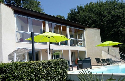 Pujols Apartamento | Amplio apartamento contemporáneo junto a la piscina, PISCINA PRIVADA, jardín cerrado