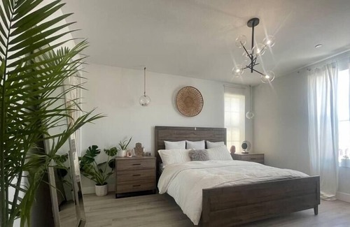 West Sacramento Casa | Contemporary Haven Retreat