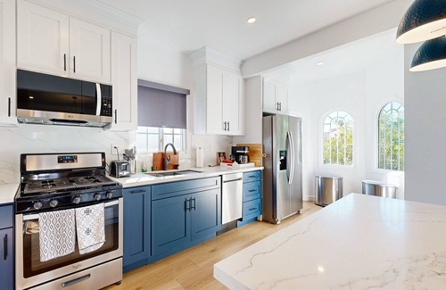 Park Mesa Heights Casa | Contemporary home in Hyde Park w/pvt bbq, beautiful yard - close to SoFi Stadium