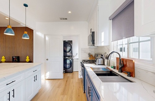 Park Mesa Heights Casa | Contemporary home in Hyde Park w/pvt bbq, beautiful yard - close to SoFi Stadium