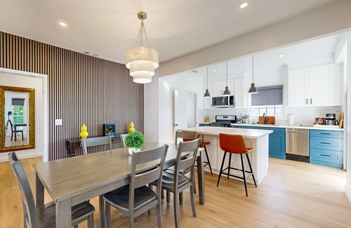 Park Mesa Heights Casa | Contemporary home in Hyde Park w/pvt bbq, beautiful yard - close to SoFi Stadium