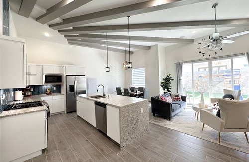 Biggs Field Casa | Contemporary Home in El Paso