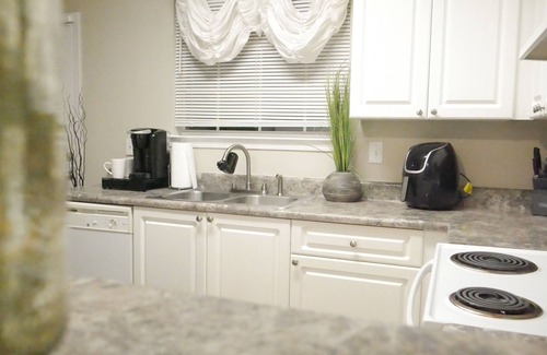 McDonough Casa | Contemporary Home Near ATL - Ideal For Work & Play - Mcdonough, GA