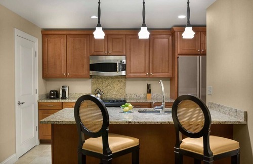 Central West End Apartamento | Contemporary Hotel in Central West End district! Pets Are Welcome! Parking, Pool
