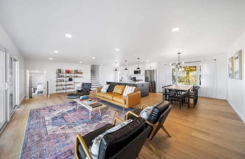 Willoughby Casa | Contemporary Lake Home with Breathtaking Sunrise and Sunset Views