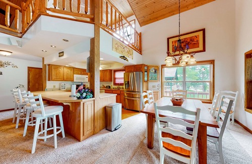 Branson Cabina | Contemporary lakefront cabin with pool access, washer/dryer, & furnished deck