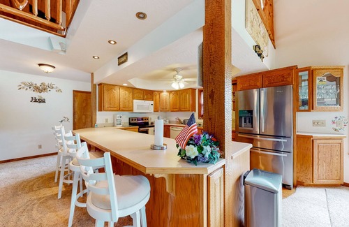 Branson Cabina | Contemporary lakefront cabin with pool access, washer/dryer, & furnished deck