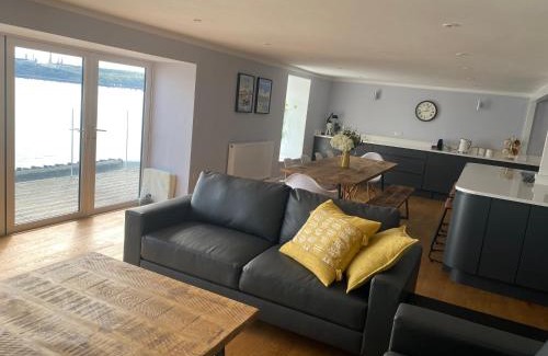 Milford Haven Casa | Contemporary living with amazing views. Pembrokeshire
