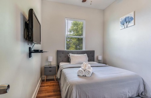 Hoffman Triangle Apartamento | Contemporary, Nestled in the heart of the City!