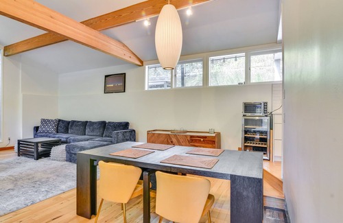 Sylvan-Highlands Casa | Contemporary Portland Retreat w/ Forest Views