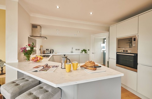 Laugharne Cabaña | Contemporary Retreat With Fantastic Castle Views and Hot Tub