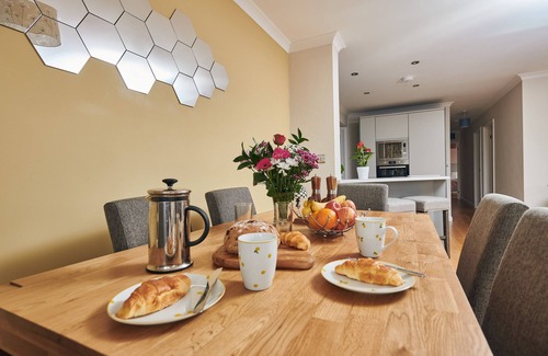 Laugharne Cabaña | Contemporary Retreat With Fantastic Castle Views and Hot Tub