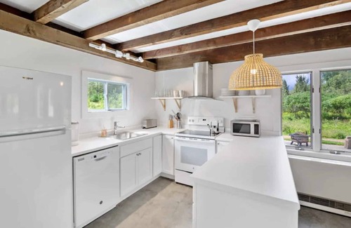 Stowe Area Hotel | Contemporary Room w/ Tea Station Near Von Trapp Lodge! Outdoor Pool