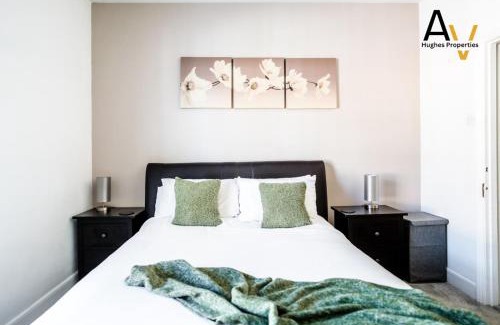 Northampton Casa | Contemporary Two-Bedroom House - Free Wi-Fi, Garden, Free Parking, Ideal for Extended Stays By AV Hughes Properties