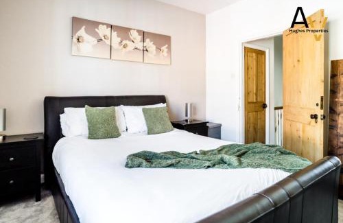 Northampton Casa | Contemporary Two-Bedroom House - Free Wi-Fi, Garden, Free Parking, Ideal for Extended Stays By AV Hughes Properties
