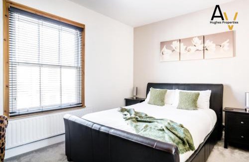 Northampton Casa | Contemporary Two-Bedroom House - Free Wi-Fi, Garden, Free Parking, Ideal for Extended Stays By AV Hughes Properties