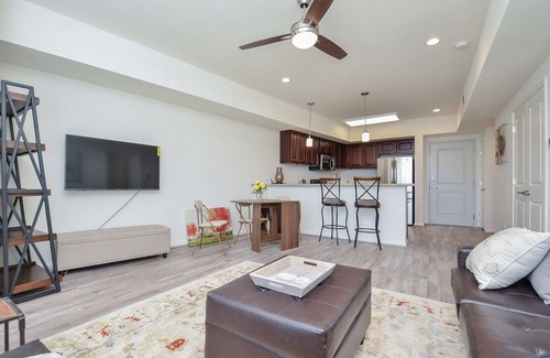 Katy Condominio | Contemporary Urban Living in Gated Complex |2Q