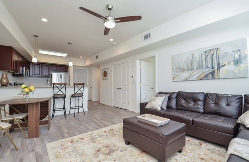 Katy Condominio | Contemporary Urban Living in Gated Complex |2Q