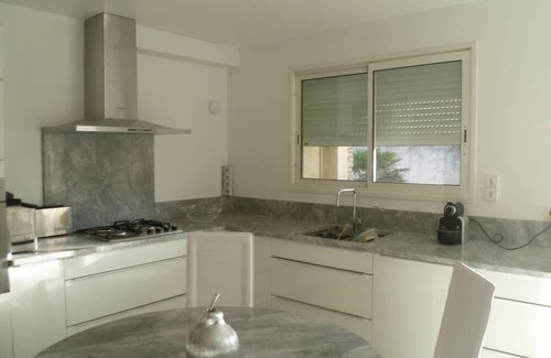 La Roque-sur-Pernes Casa | CASA CONTEMPORÁNEA, PISCINA EN CHENAIE, ASEGURADO TRANQUILA