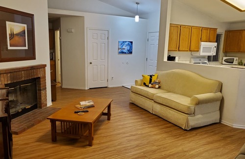 Pumpkin Center Casa | Escapada Zen contemporánea con garaje para dos autos