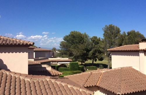 Bonmont Terres Noves Villa | villa contemporánea con piscina dentro del campo de golf Bonmont para 6 personas